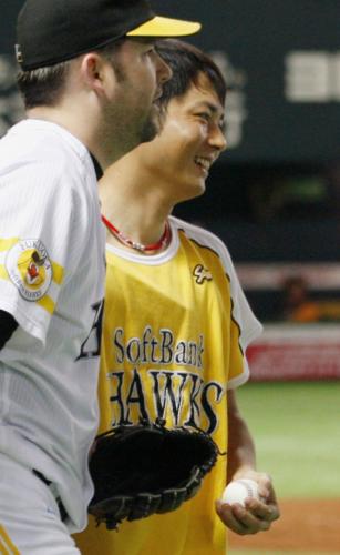 ９勝目を挙げ、抑えのファルケンボーグ（左）からウイニングボールを受け取り笑顔を見せるソフトバンクの摂津