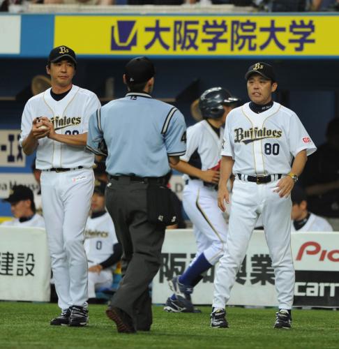 ＜オ・ソ（１２）＞５回、西が危険球退場で投手のやりくりに忙しい岡田監督（右）