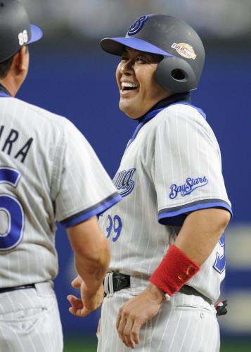 ９回、決勝の２点適時打を放ち笑顔を見せる横浜・中村