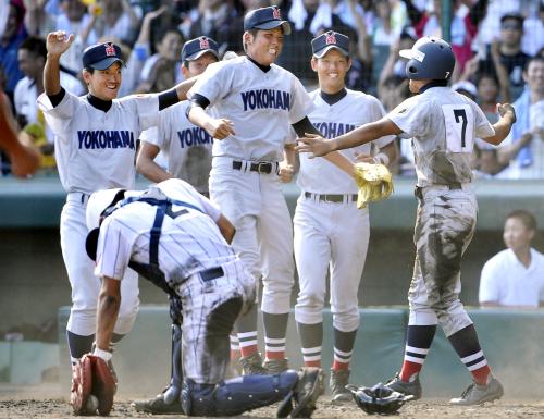 １０回裏、サヨナラの生還をした二走伊達（右端）を迎える横浜ナインとがっくりとひざをつく捕手長坂