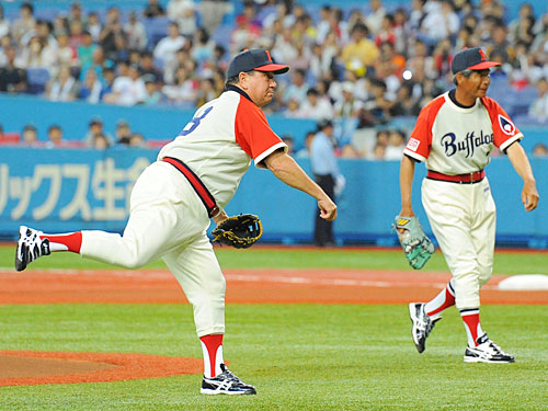 ＜オ・西＞試合前、近鉄時代のユニホーム姿で始球式をする小川亨氏（右）と太田幸司氏