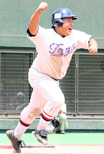 ＜多賀少年野球クラブ・エンジェルス＞多賀少年野球クラブ（滋賀）の巨漢選手、見津新城が４回、右越え二塁打を放つ