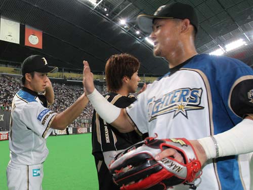 ＜日・ソ＞試合後、斎藤（左）にハイタッチで迎えられる中田