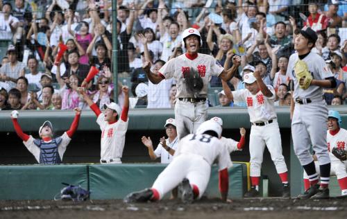 智弁学園―横浜　９回表、大西の左前打で勝ち越し大喜びする智弁学園ナイン。右端は投手向井