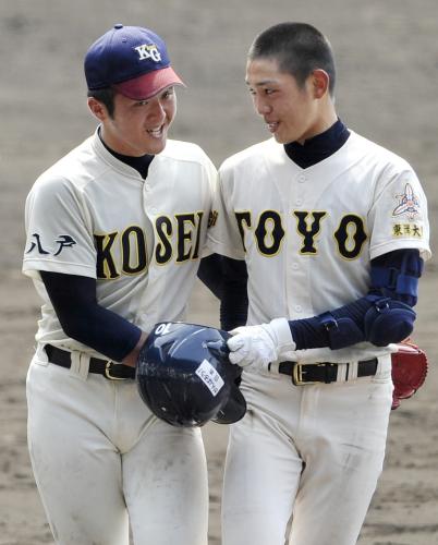 試合を終え、笑顔を交わす光星学院・秋田（左）と東洋大姫路・原の両投手