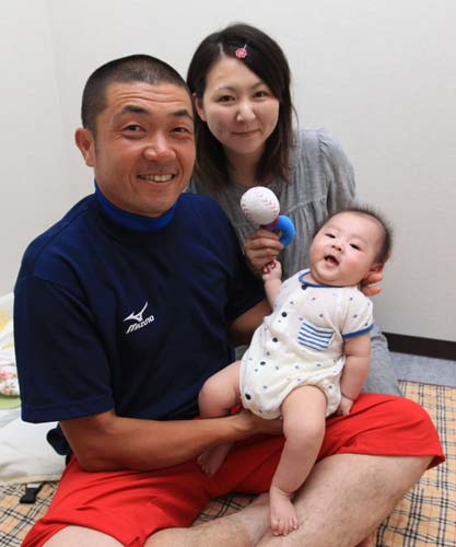 震災を乗り越え宗志くん（右）を出産した美穂香夫人と仮設住宅で笑顔を見せる伊藤コーチ