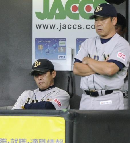 ９回、ベンチで試合を見つめるオリックス・岡田監督（左）