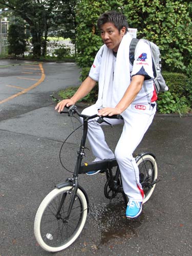 練習を終え自転車で引き揚げる林昌勇