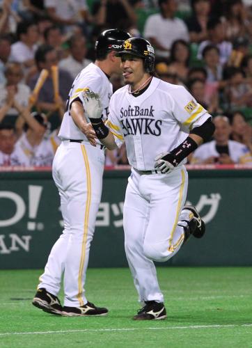 ＜ソ・ロ＞２回１死、ソロ本塁打を放った松田は舌を出す