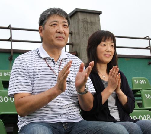 ＜楽・西＞スタンドで応援する菊池雄星の父・雄治さん（左）と母・加寿子さん
