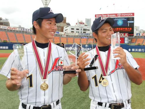 ＜アジアＡＡＡ野球選手権決勝　日本・韓国＞トロフィーにキスする日本・高橋（右）と吉永