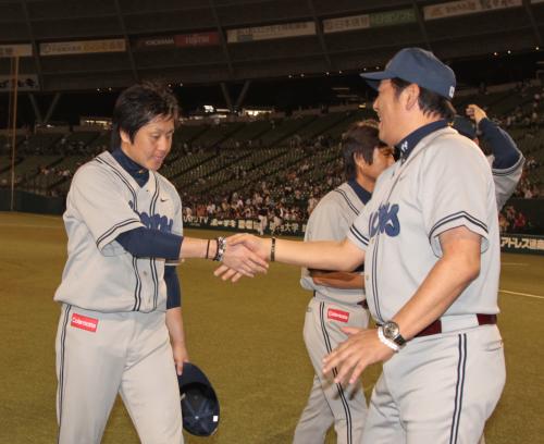 ＜西・ソ＞勝利投手の帆足（左）は、渡辺監督と握手する　