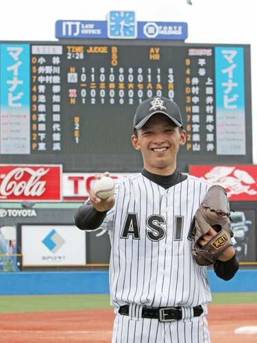 ＜日大・亜大＞１５回目の完封勝利で東都大学野球の完封タイ記録となった東浜はスコアボードの前で笑顔