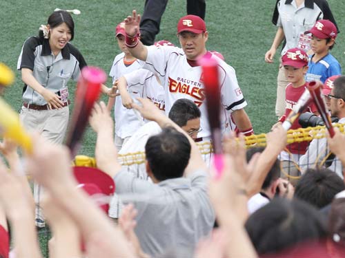 ＜楽・日＞ヒーローインタビュー後、歓喜するファンに手を振る山崎