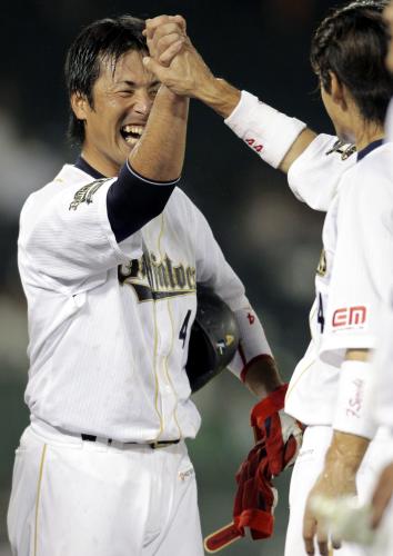 １０回、サヨナラ打を放ち笑顔のオリックス・赤田（左）