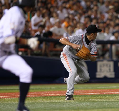 ＜横・巨＞２回無死二塁、横浜・松本（左）のバントを小野が捕球するも、悪送球で内野安打となる