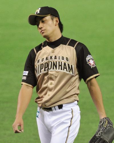 　５回ソフトバンク２死一、三塁、松田に適時二塁打を許し、さえない表情の日本ハム・斎藤