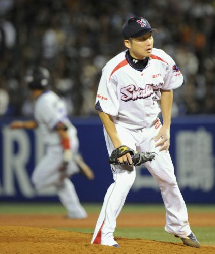 ４回、横浜・黒羽根（左）に本塁打を浴びたヤクルト・石川
