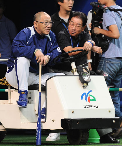 ９月１０日、横浜戦の試合前に落合監督（左）と談笑する高木守道氏