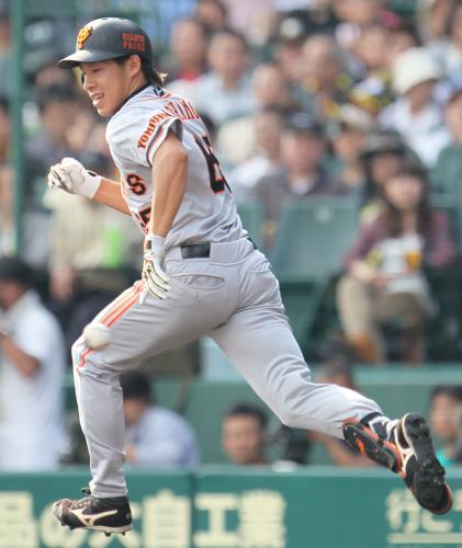 ＜神・巨２１＞３回、内野安打を放った橋本は打球を見ながら一塁へと走る