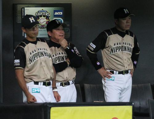 ＜日・オ＞９回、険しい表情で見つめる（左から）田中コーチ、梨田監督、福良ヘッドコーチ