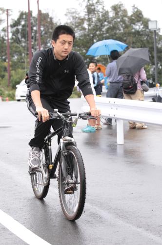練習を終えた沢村は、自転車に乗り寮に引き揚げる