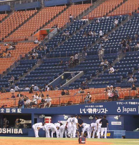 ＜横・ヤ＞９月３０日の試合前、円陣を組む横浜ナイン。スタンドは空席が目立つ