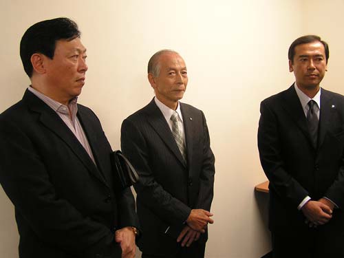 会見するロッテの（左から）重光オーナー代行、球団社長に就任する中村氏、球団運営本部長に就任する林氏