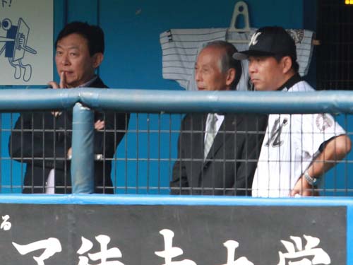 ＜ロ・日＞試合前のベンチで話し込む（左から）重光オーナー代行、新社長に就任する中村氏、西村監督