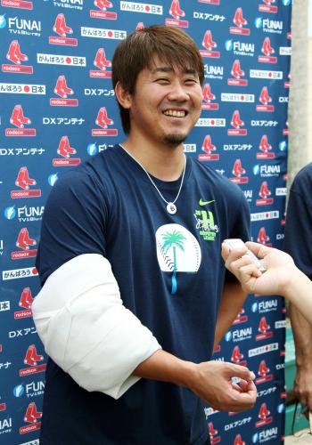 右肘の手術後初となるキャッチボールを終え、笑顔で記者会見に応じるレッドソックス・松坂