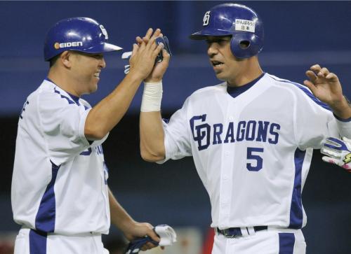 　６回、平田の勝ち越し三塁打で生還した中日・谷繁（左）と和田
