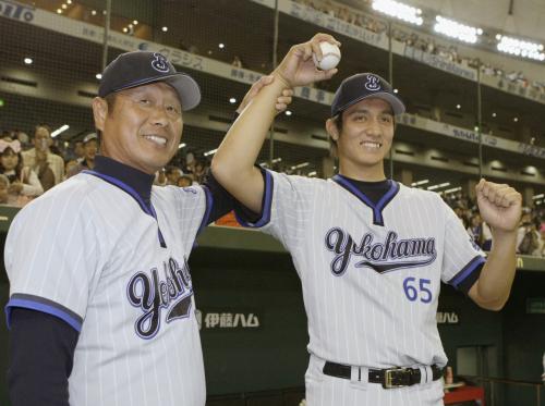 プロ初勝利を挙げ、尾花監督（左）とポーズをとる横浜・国吉