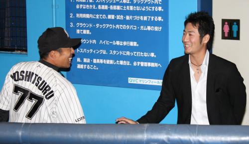 試合前のベンチに現れ吉鶴コーチと握手するツインズ・西岡