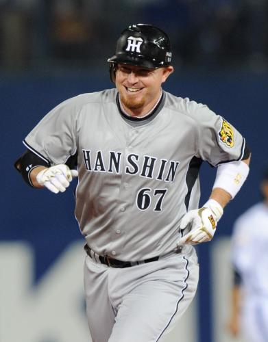 9回、本塁打を放ち笑顔で二塁を回る阪神・ブラゼル ― スポニチ Sponichi Annex 野球