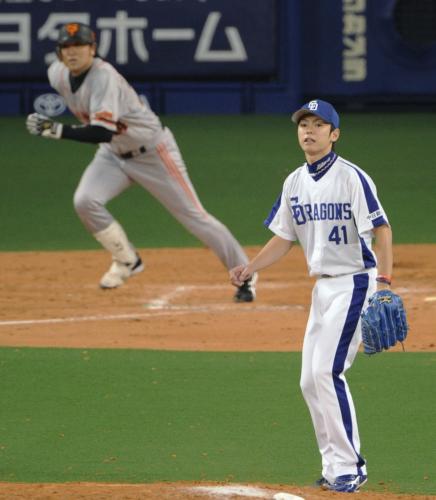 ９回、巨人・高橋由に同点の２点二塁打を打たれた中日・浅尾