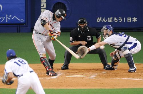 　３回巨人１死一塁、阿部が左翼線に先制二塁打を放つ。投手伊藤、捕手小田
