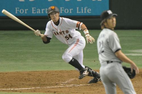 　９回巨人１死二塁、藤村が左中間にサヨナラ二塁打を放つ。投手藤川