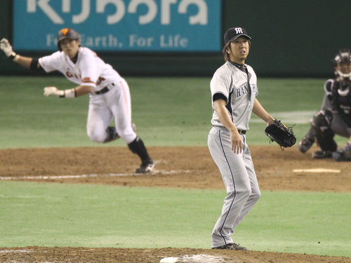 ＜巨・神＞９回１死二塁、藤川は藤村にサヨナラ打を打たれる