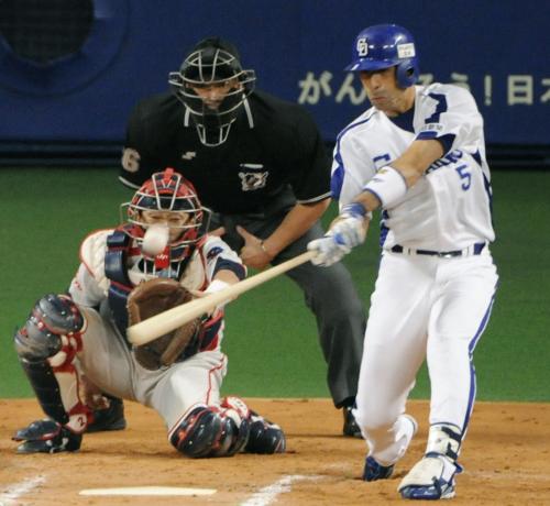 ＜中・ヤ＞６回２死一塁、和田が左中間に適時二塁打を放つ