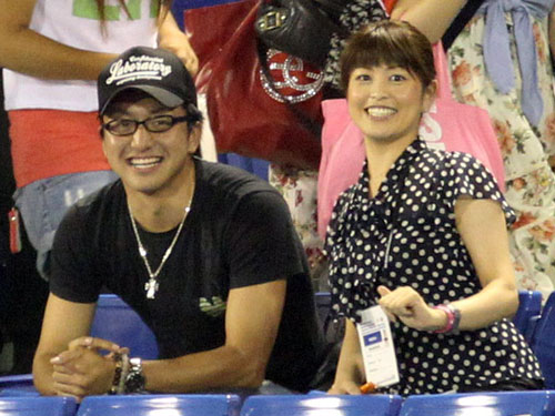 昨年７月、日本初開催となった世界大学野球の日韓戦を仲良く観戦する中大時代の沢村と日本テレビの森麻季アナウンサー