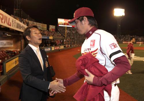 ＜楽・ロ＞場内を一周後、島田オーナー（左）と握手をかわす岩隈