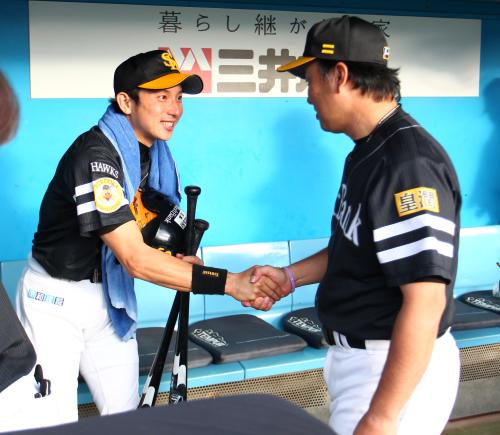 ＜ロ・ソ＞試合後、藤井コーチ（右）と握手を交わす川崎