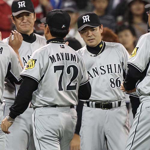 ＜広・神＞最終戦を勝利で飾った真弓監督（左から２人目）とタッチをかわす和田コーチ