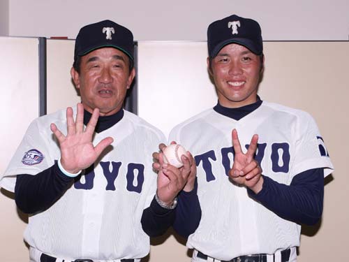 ＜青学大・東洋大＞高橋監督（左）と藤岡はウイニングボールを手に２人で「５０２」のポーズ