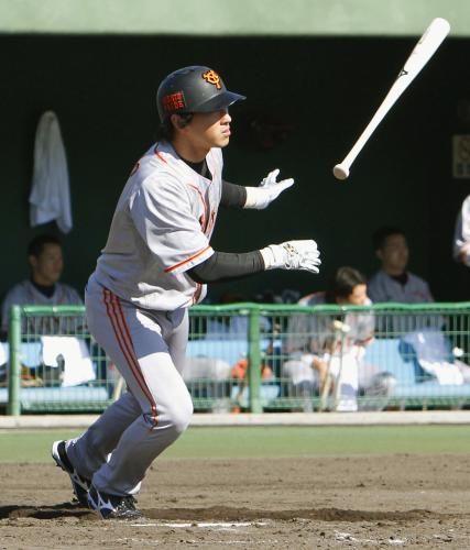 秋季教育リーグの斗山（韓国）戦で右越え二塁打を放つ巨人・長野
