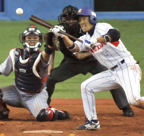 ＜ホンダ熊本―日本通運＞７回表ホンダ熊本１死満塁、藤野がスクイズを決める。捕手鈴木
