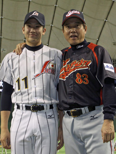 ０９年１１月、大学日本代表とＮＰＢ選抜が対戦したときの菅野（左）と原コーチ（巨人監督）