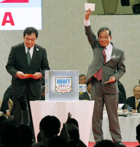 プロ野球ドラフト会議で２球団が１位指名で競合した東海大・菅野智之投手を引き当てた日本ハムの津田敏一球団社長。左は巨人の清武英利球団代表