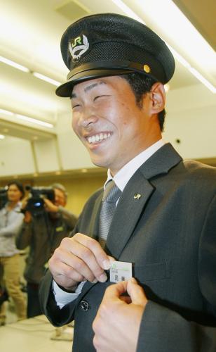 楽天からの１位指名を受け、記者会見で勤務するＪＲ北海道の制服姿で笑顔を見せる武藤好貴投手