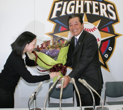 退任の記者会見で花束を贈られる日本ハムの梨田監督